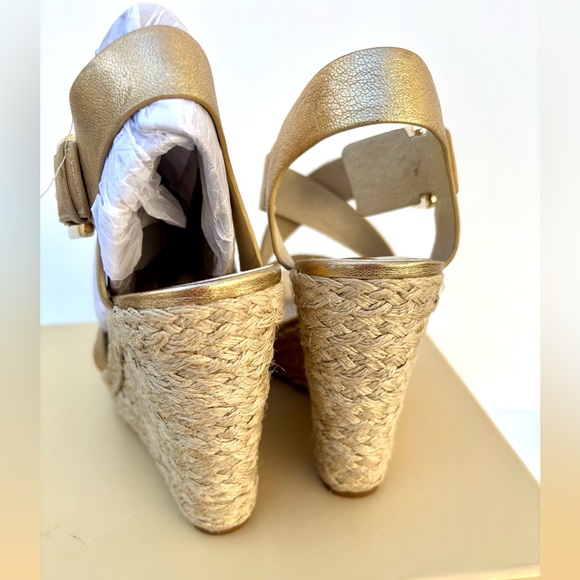 NIB Michael Kors 6.5 Giovanna metallic Gold leather wedge platform sandal - Picture 5 of 12